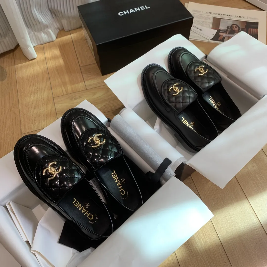 👟👟Ex-factory price 480👟👟 🍀 The official website is updated simultaneously with high version, CHANEL Chanel's new top autumn shoes series for early spring____________ is a must-have hot item for the fragrance family in spring, the goddess series, with the elegant and ladylike temperament of the fragrance family, super attractive, irresistible, and heart-warming... ▪️The upper is imported cowhide/butter/patent leather, high-end and texture ➕Original molded hardware buckle ➕Electric embroidery ▪️The lining is imported lambskin, soft and comfortable ▪️Original molded version, Italian genuine leather outsole🇮🇹 ▪️Number of codes: 34-42 (34 40 41 42 is custom-made, non-refundable and non-exchangeable) Multiple colors are available, you can also place an order with the picture